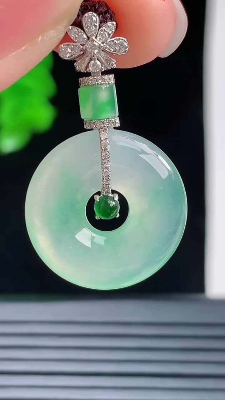 天然A货翡翠平安环吊坠，尺寸17.8-3.8重量:3.21g
8月28日