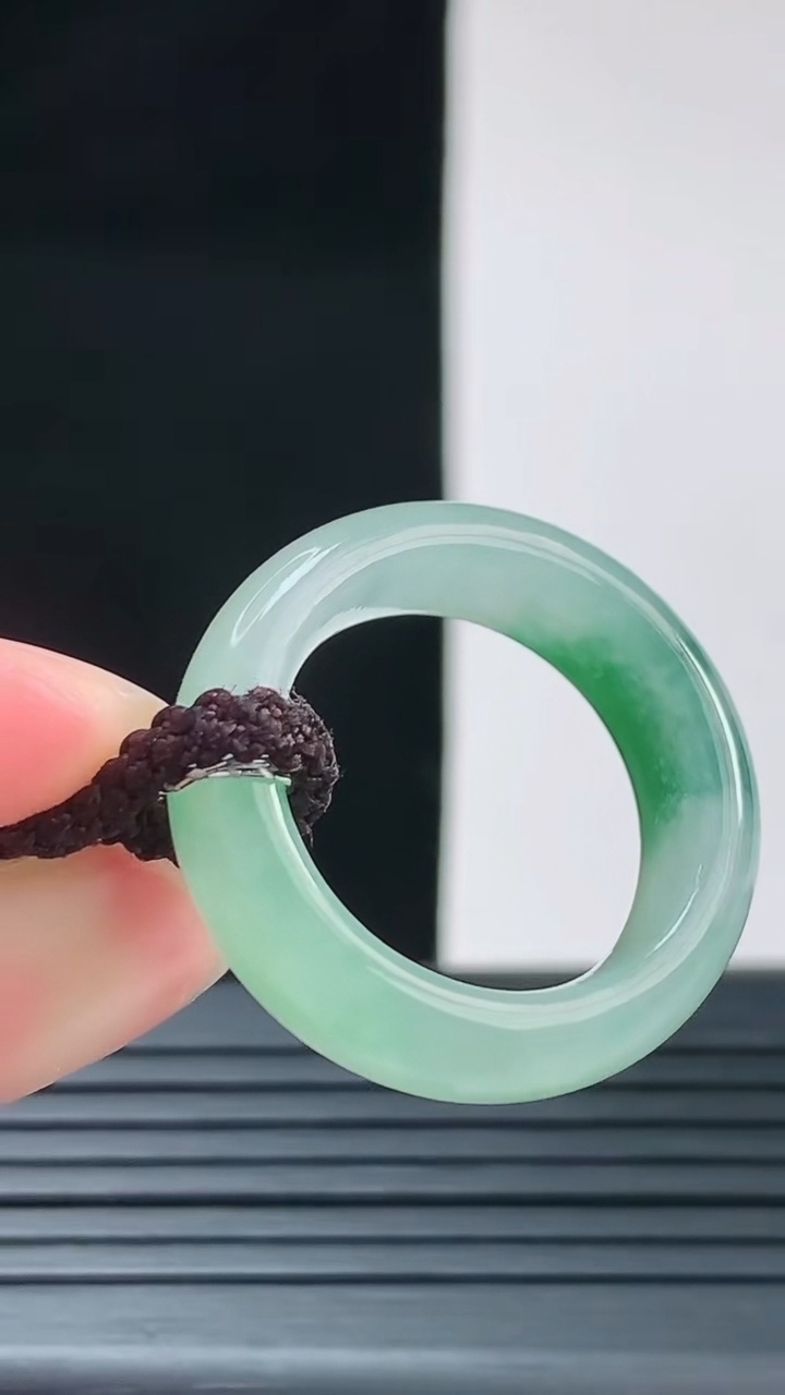 天然A货翡翠飘花玉指环戒指，尺寸16.7-6.6重量:4.65g2026年8月28日
工厂直销收藏佳品,种好水足，色泽均匀，有种有色，上手高大气！