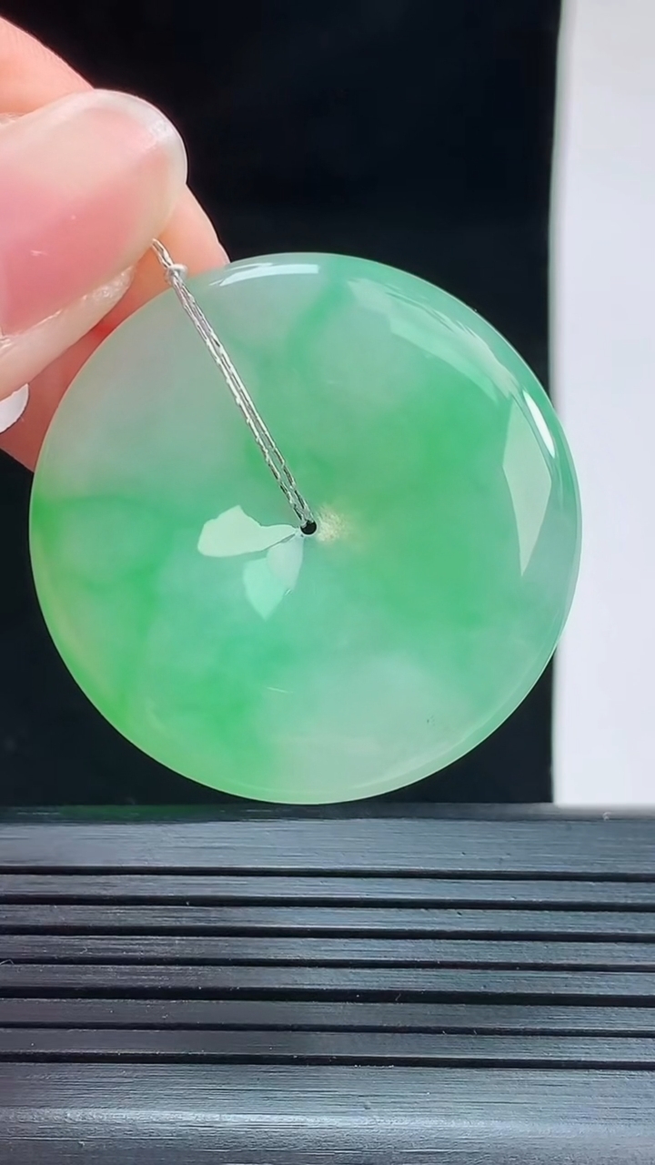 天然A货翡翠平安扣吊坠，尺寸34.1-5.2重量:13.10g
8月28日