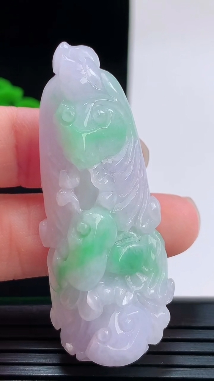 天然A货翡翠白菜吊坠，尺寸51.7-20.2-11.2重量:17.18g
8月28日