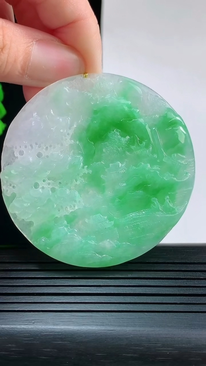 天然A货翡翠山水牌吊坠，尺寸51.8-5.1重量:24.37g
8月28日
