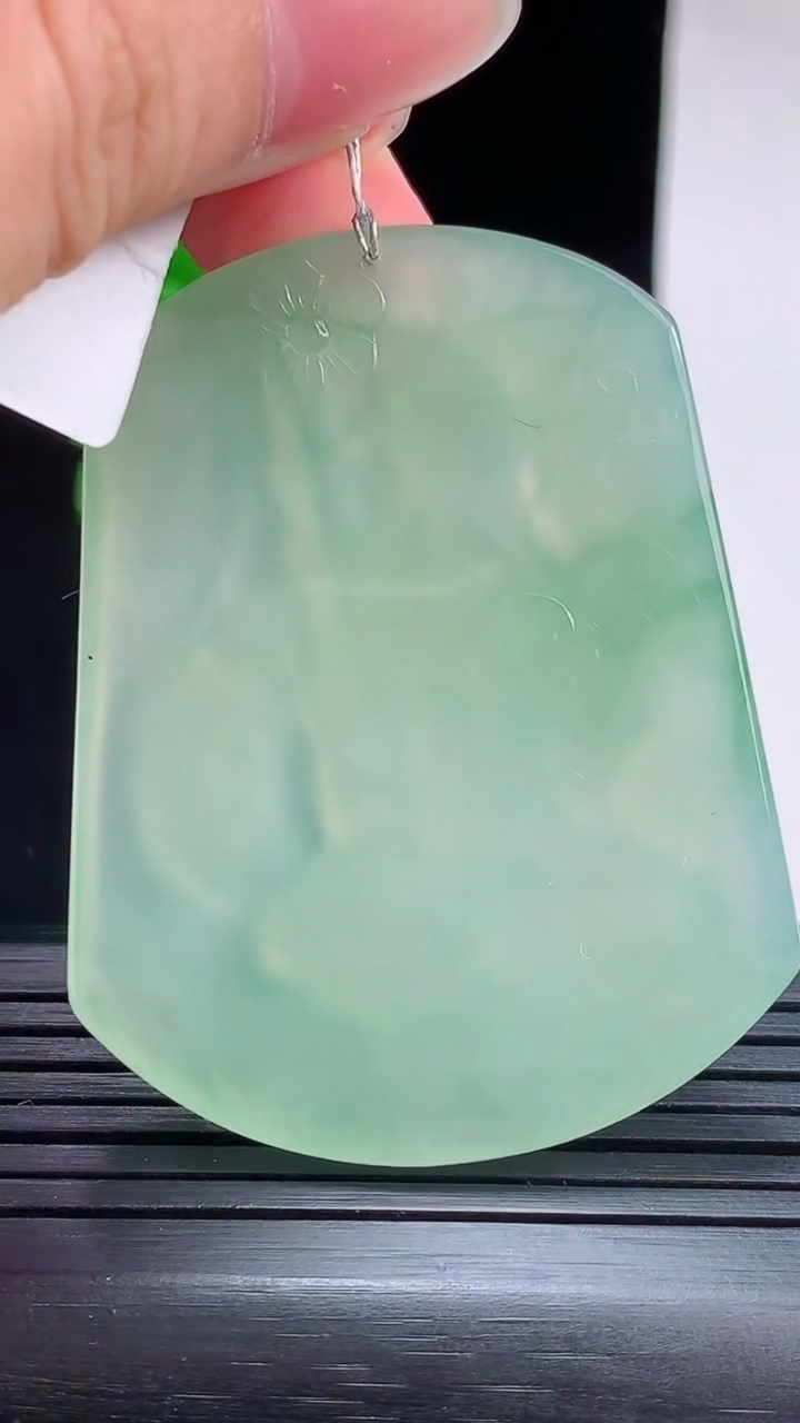 天然A货翡翠虚空藏菩萨吊坠，尺寸51.7-40.3-6重量:25.94g
8月28日