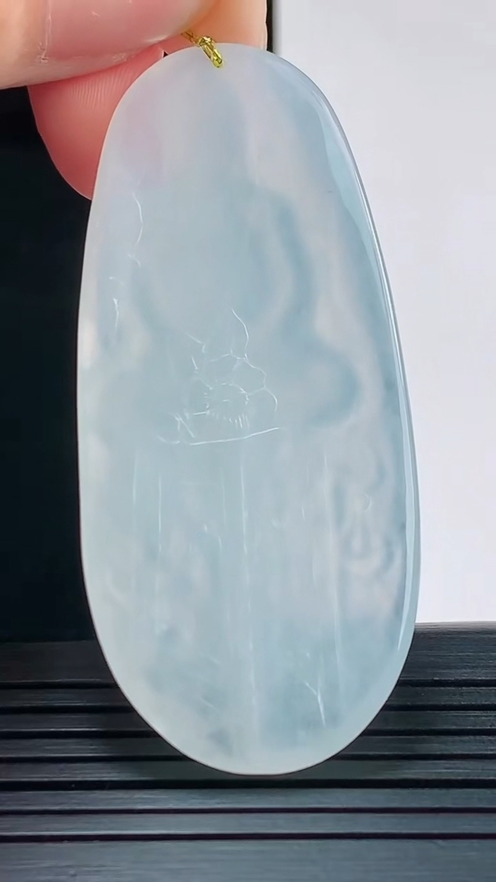 天然A货翡翠大日如来菩萨吊坠，尺寸59.1-26.3-6重量:19.84g
8月28日