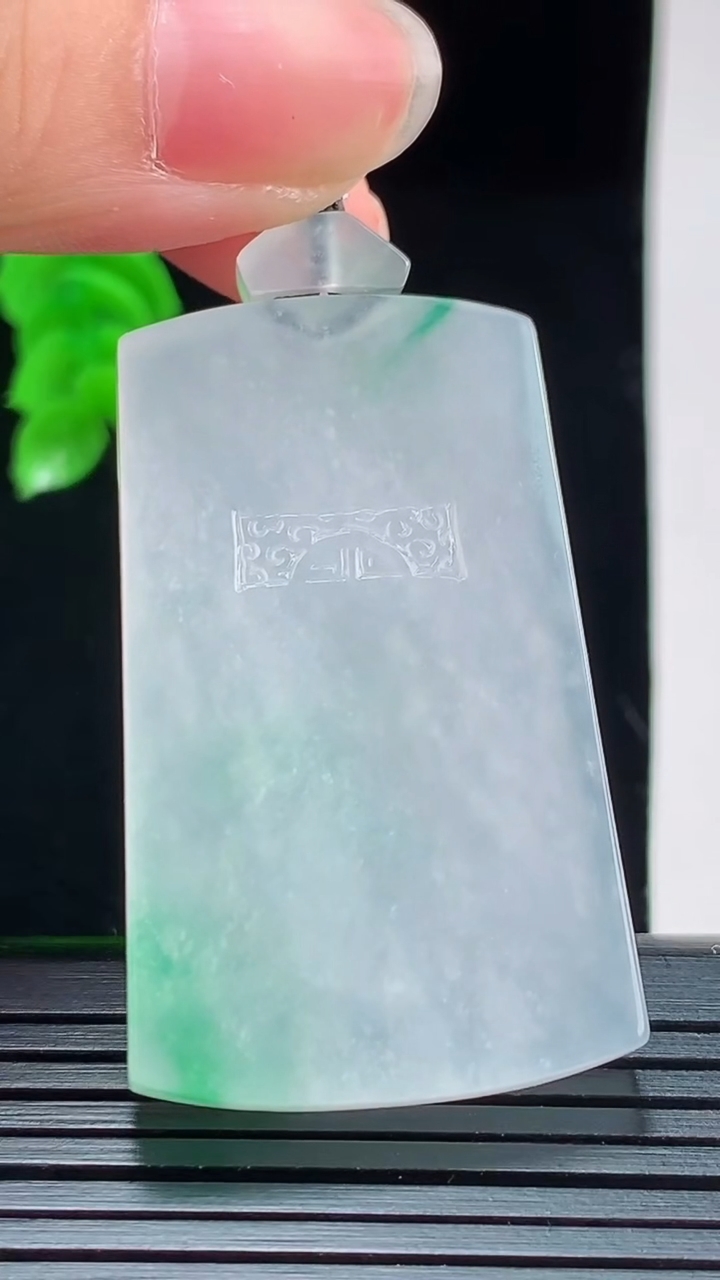 天然A货翡翠种飘花仿古无事牌吊坠，尺寸43.8-27-4.8重量:20.80g
8月28日
