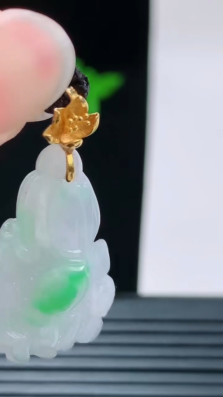 天然A货翡翠白菜吊坠，尺寸60.5-16.3-8.8重量:6.51g
8月28日