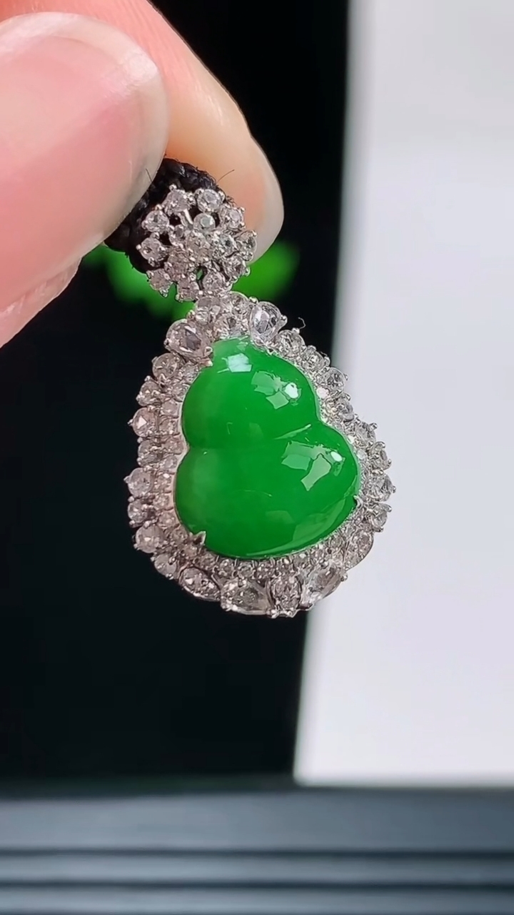天然A货翡翠葫芦吊坠，尺寸9.9-8.2-7.6重量:2.23g
8月28日