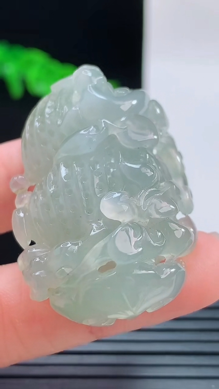 天然A货翡翠花生吊坠，尺寸43-25.6-13.5重量:21.02g
8月28日