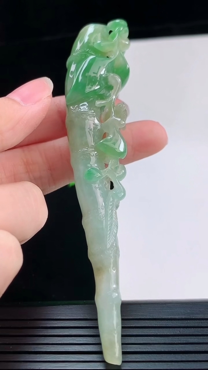 天然A货翡翠烟嘴，尺寸98.2-18.1-13重量:25.48g
8月28日