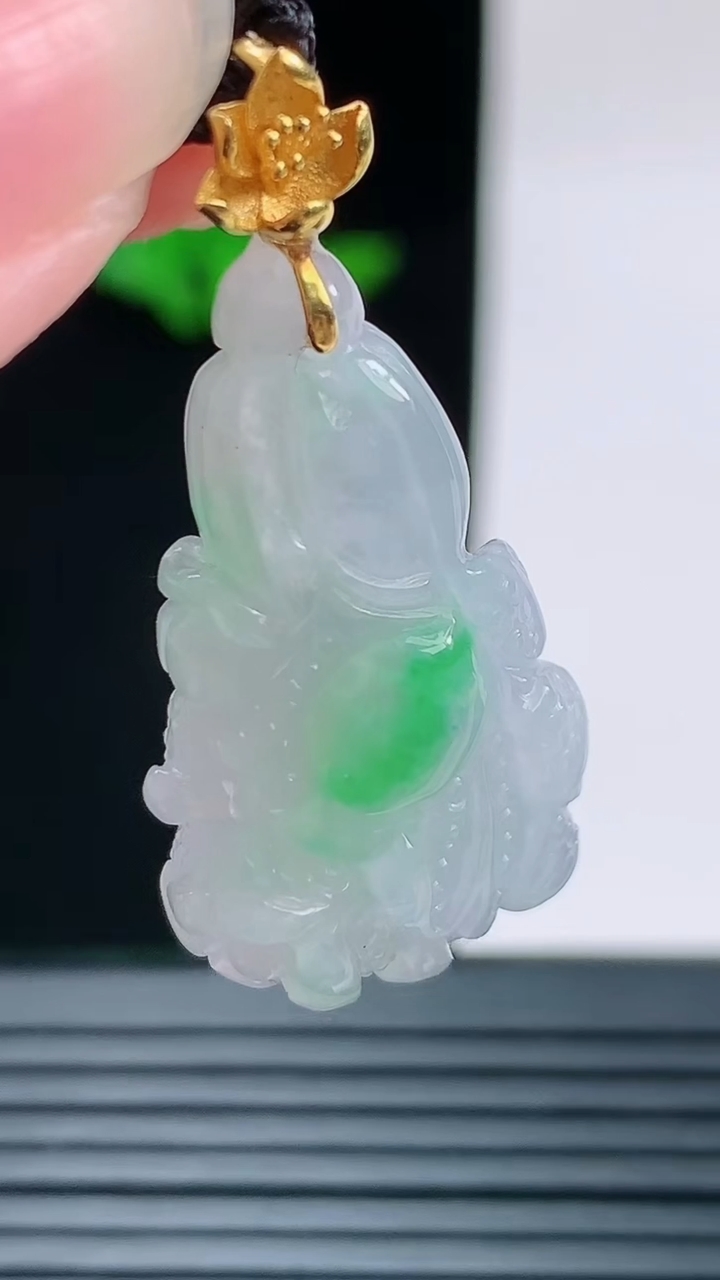 天然A货翡翠白菜吊坠，尺寸60.5-16.3-8.8重量:6.51g
8月28日