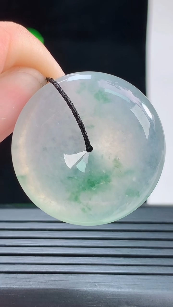 天然A货翡翠种飘花平安扣吊坠，尺寸30.6-5.7重量:11.43g
8月28日