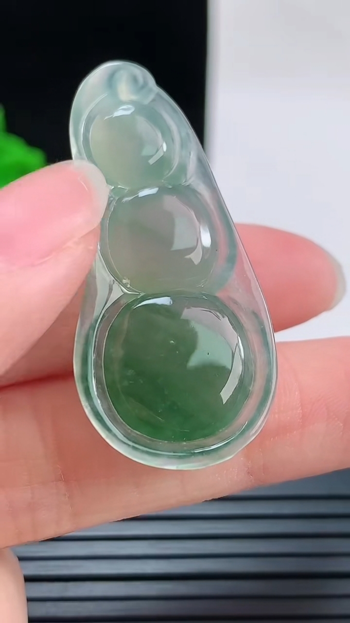 天然A货翡翠飘花福豆吊坠，尺寸38.6-17.3-5.6重量:4.69g
8月28日