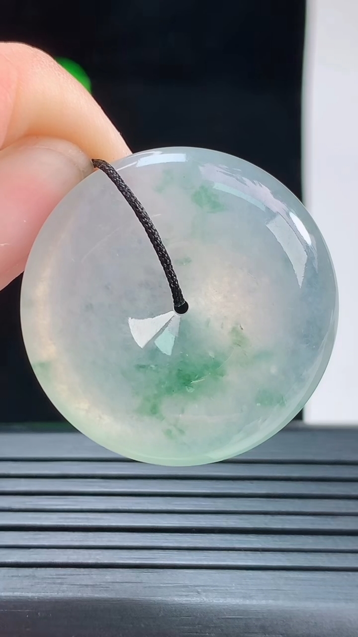 天然A货翡翠种飘花平安扣吊坠，尺寸30.6-5.7重量:11.43g
8月28日