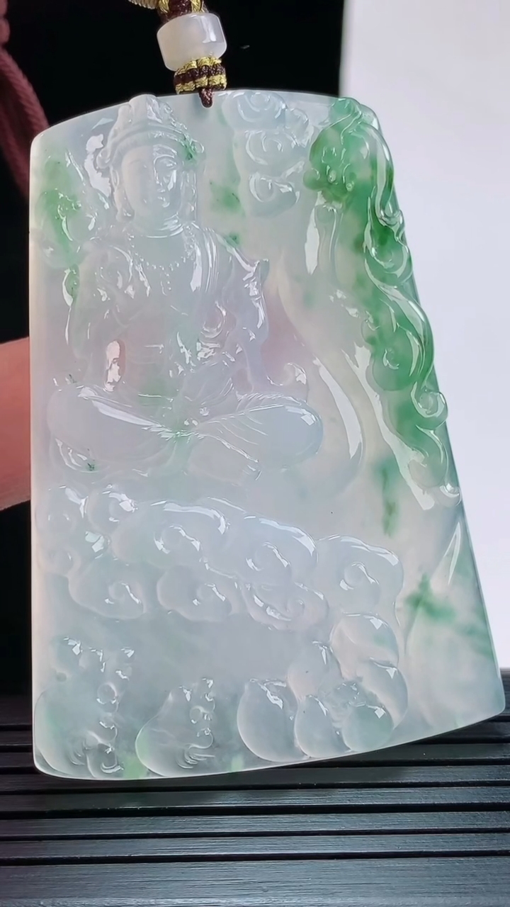 天然A货翡翠种飘花大势至菩萨吊坠，尺寸61.8-41.8-5.5重量:35.05g
8月28日