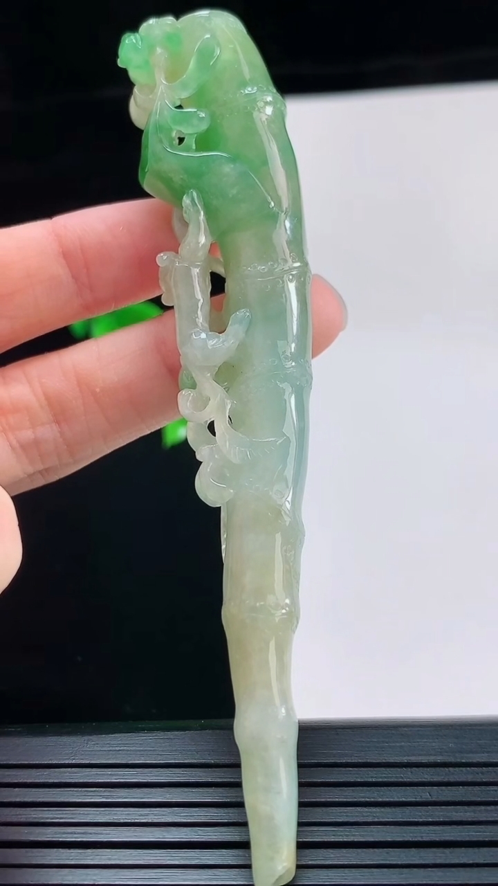 天然A货翡翠烟嘴，尺寸98.2-18.1-13重量:25.48g
8月28日