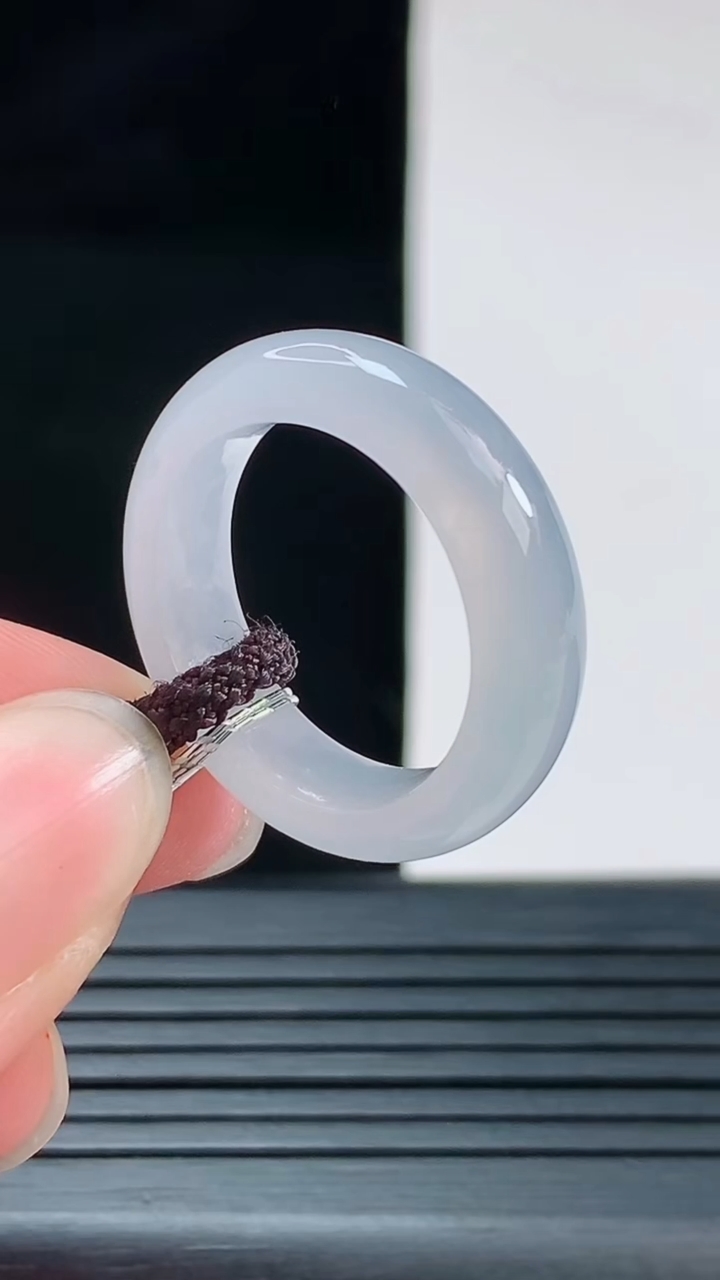 天然A货翡翠玉指环戒指，尺寸16.7-5.7重量:3.74g2026年8月28日
工厂直销收藏佳品,