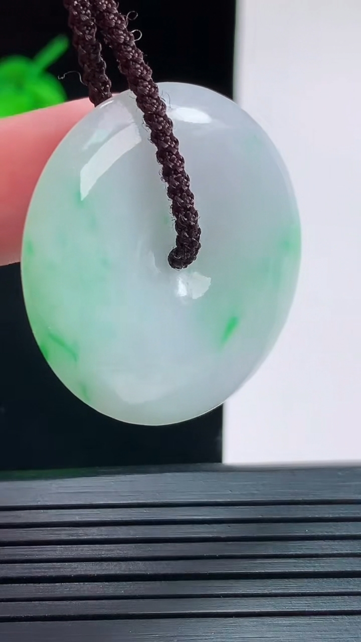 天然A货翡翠平安扣吊坠，尺寸35-6重量:15.47g
8月28日
