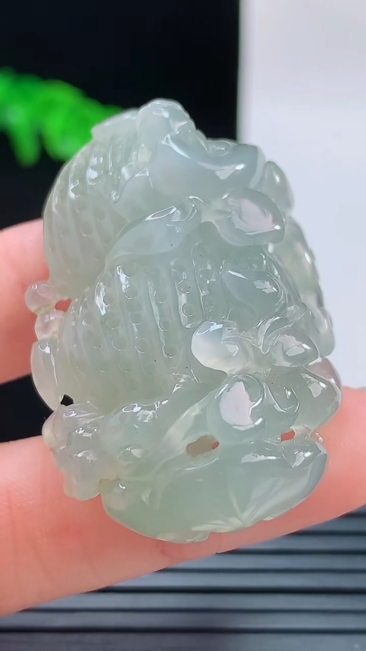 天然A货翡翠花生吊坠，尺寸43-25.6-13.5重量:21.02g
8月28日