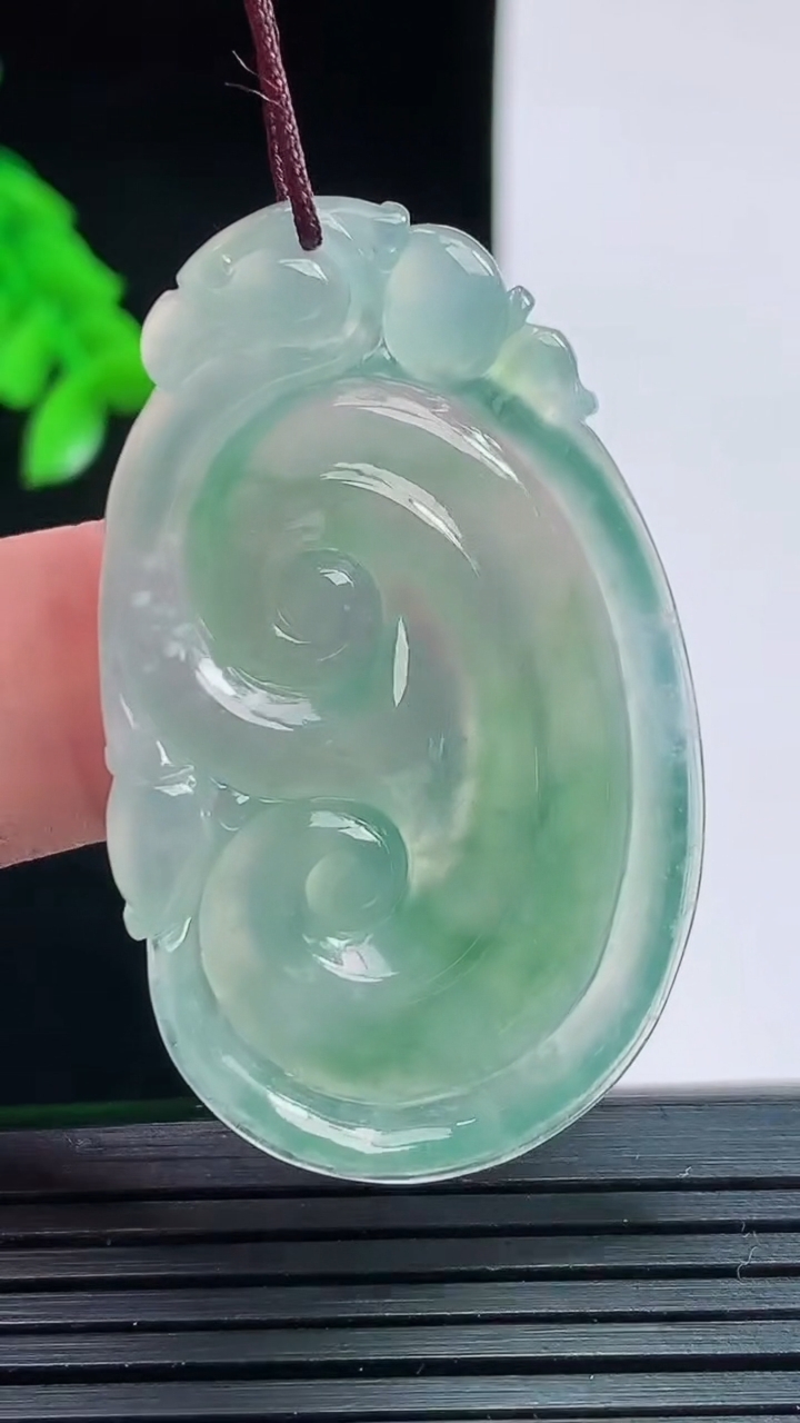 天然A货翡翠冰种飘花如意吊坠，尺寸44.3-27.2-4.5重量:10.00g
8月28日