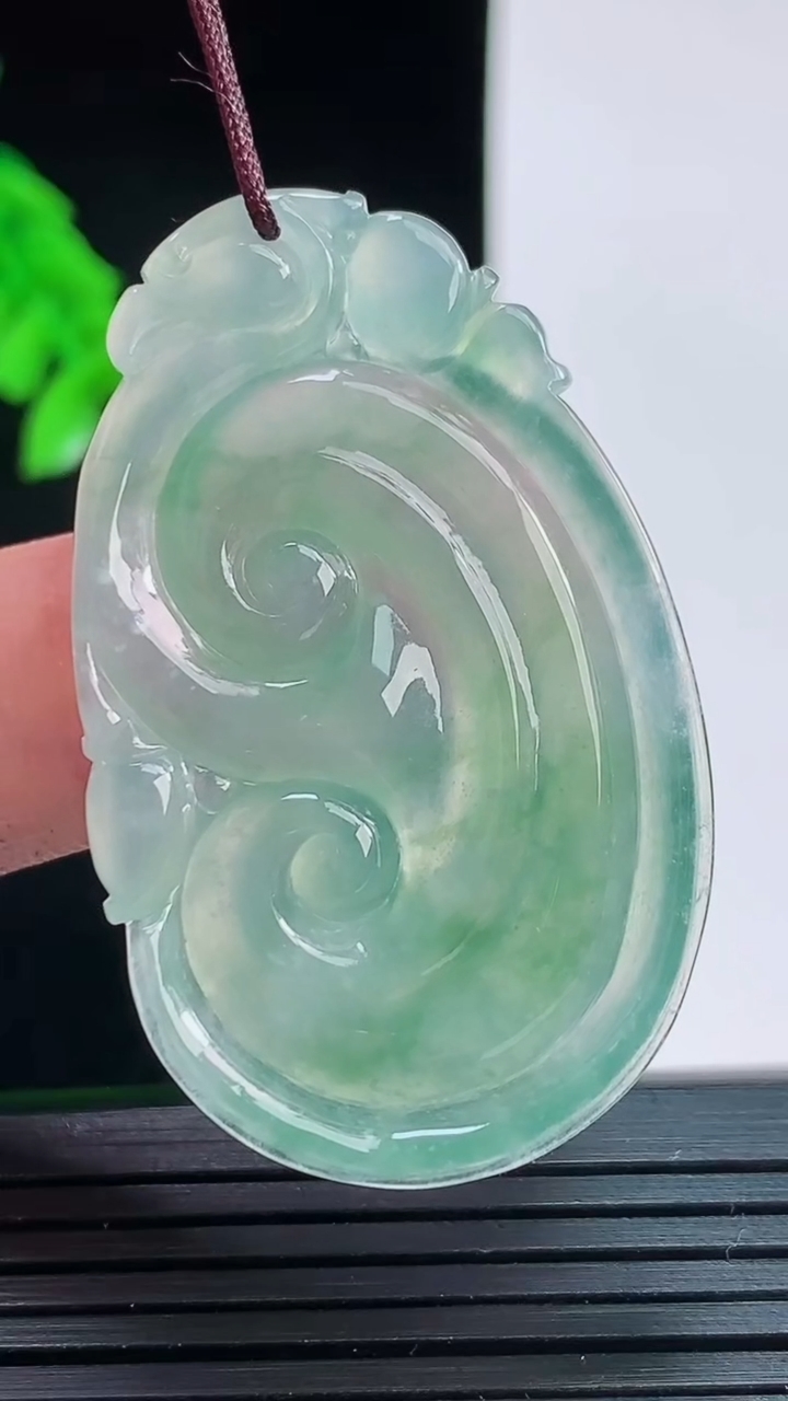 天然A货翡翠冰种飘花如意吊坠，尺寸44.3-27.2-4.5重量:10.00g
8月28日
