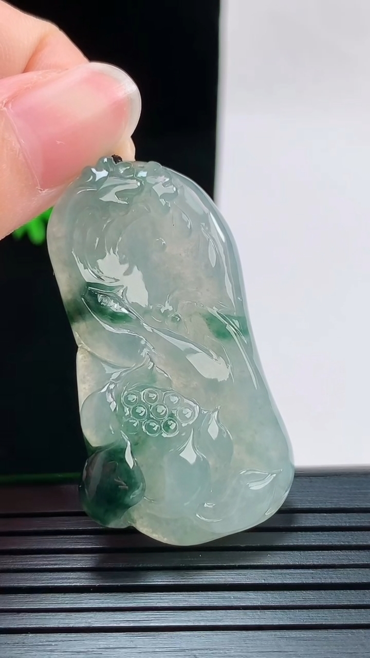 天然A货翡翠飘花年年有余 荷叶鱼吊坠，尺寸44.7-25.6-5.4重量:12.18g
8月28日