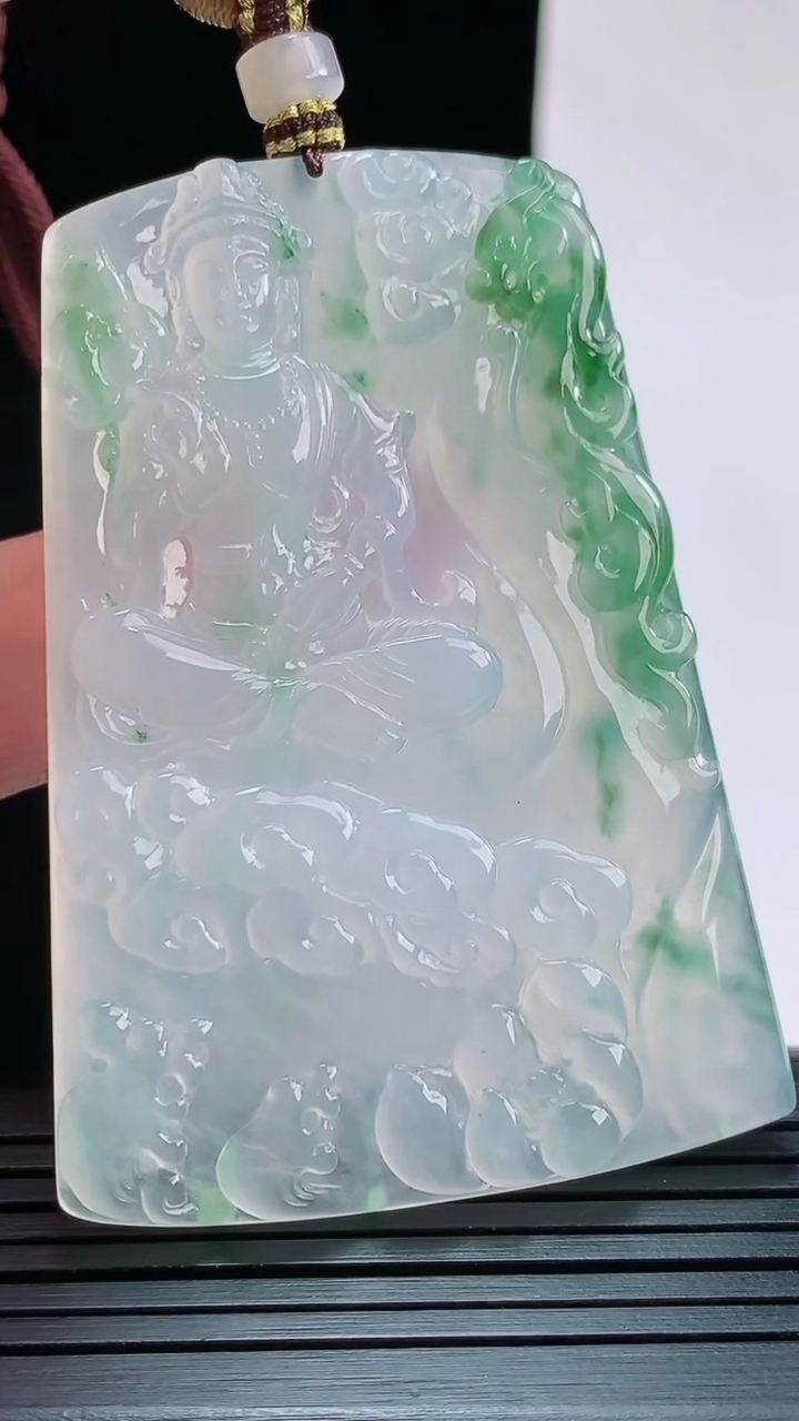 天然A货翡翠种飘花大势至菩萨吊坠，尺寸61.8-41.8-5.5重量:35.05g
8月28日