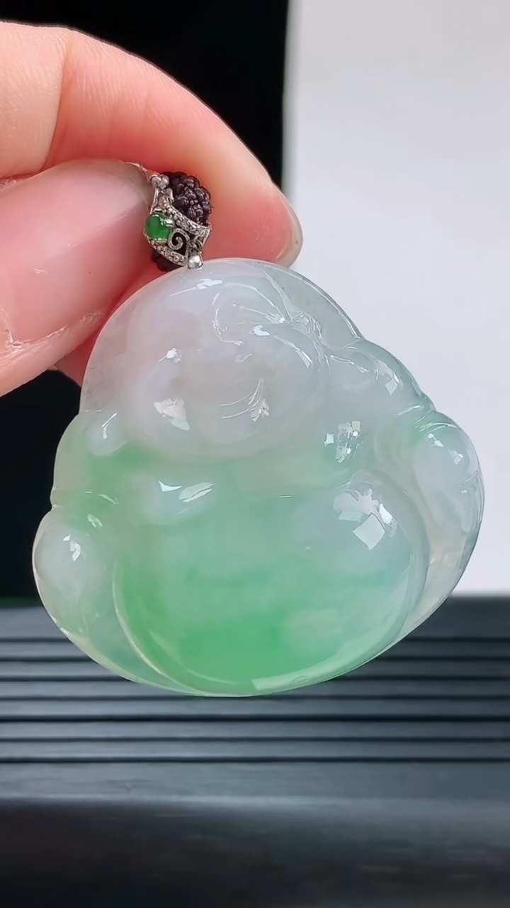天然A货翡翠佛公吊坠，尺寸32.4-34-6.8重量:11.34g
8月28日