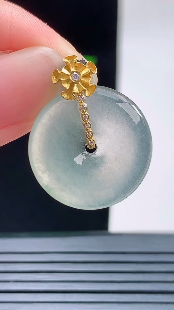 天然A货翡翠平安扣吊坠，尺寸19.6-2.7重量:2.48g
8月28日