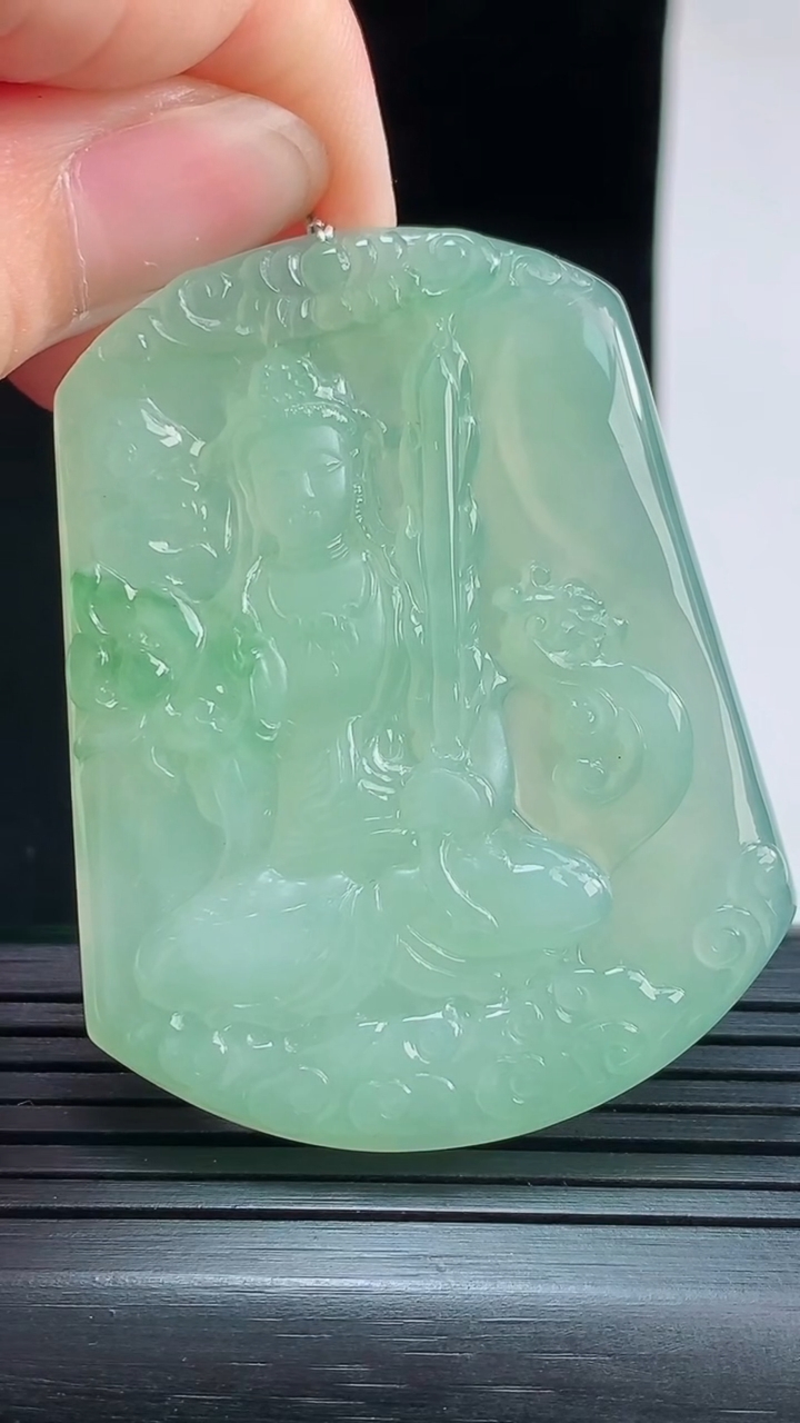 天然A货翡翠虚空藏菩萨吊坠，尺寸51.7-40.3-6重量:25.94g
8月28日
