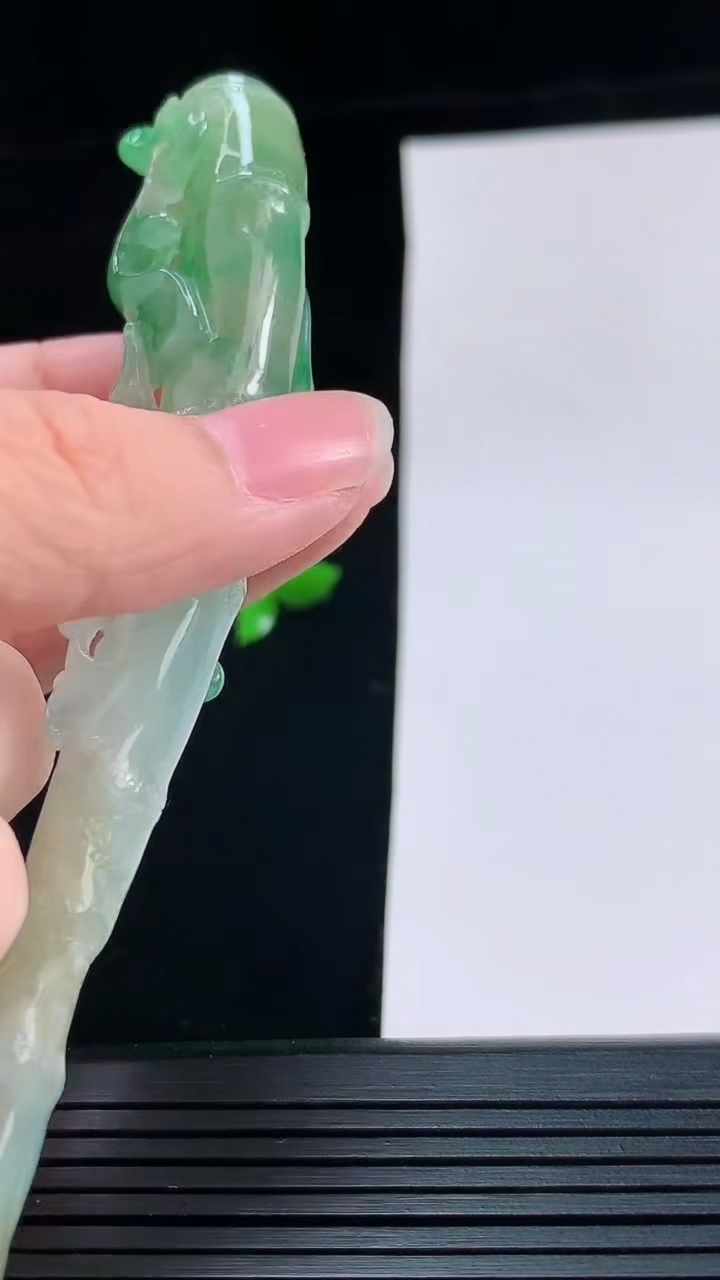 天然A货翡翠烟嘴，尺寸98.2-18.1-13重量:25.48g
8月28日