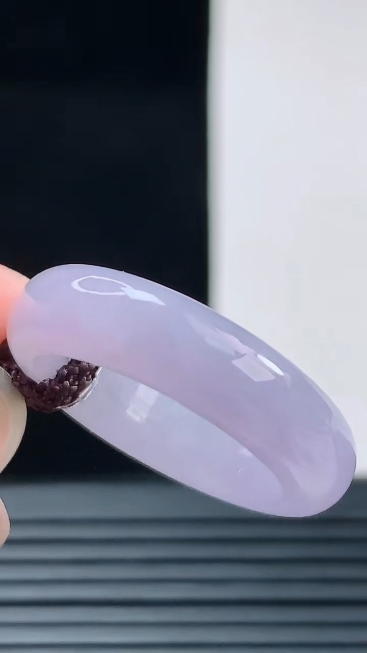 天然A货翡翠紫罗兰玉指环戒指，尺寸16.6-5.7重量:3.74g2026年8月28日
工厂直销收藏佳品,种好水足，色泽均匀，有种有色，上手高大气！
