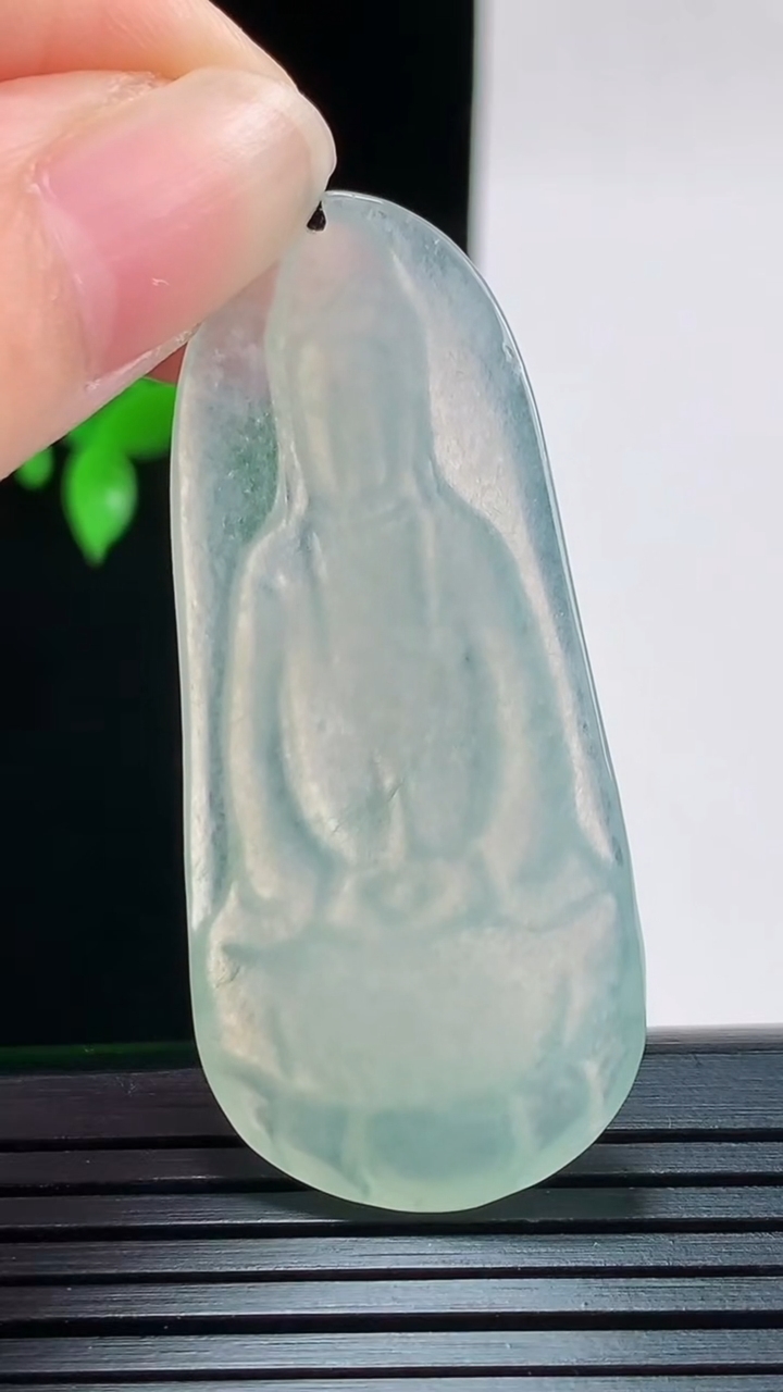 天然A货翡翠正装观音菩萨吊坠，尺寸41.4-28.6-4.4重量:8.71g
8月28日