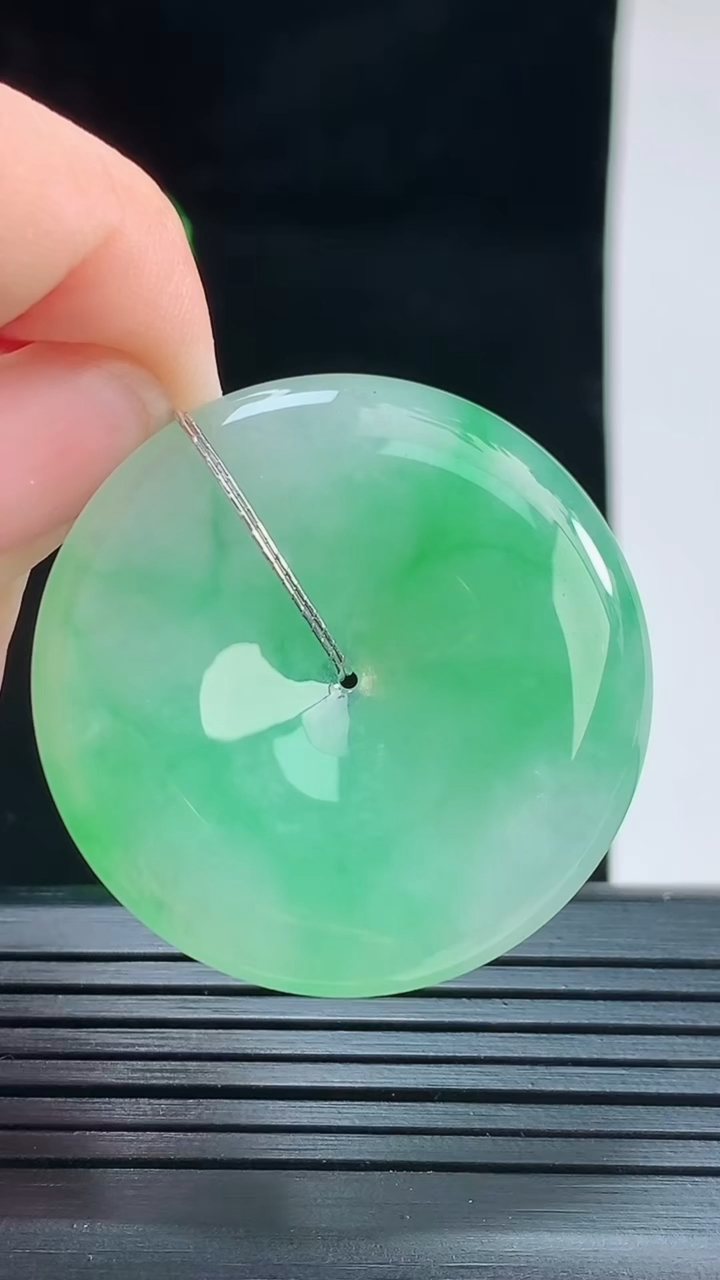 天然A货翡翠平安扣吊坠，尺寸34.1-5.2重量:13.10g
8月28日