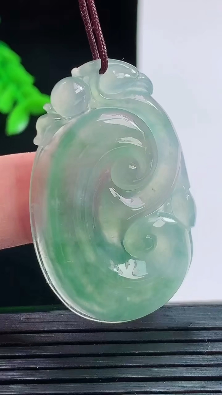 天然A货翡翠冰种飘花如意吊坠，尺寸44.3-27.2-4.5重量:10.00g
8月28日
