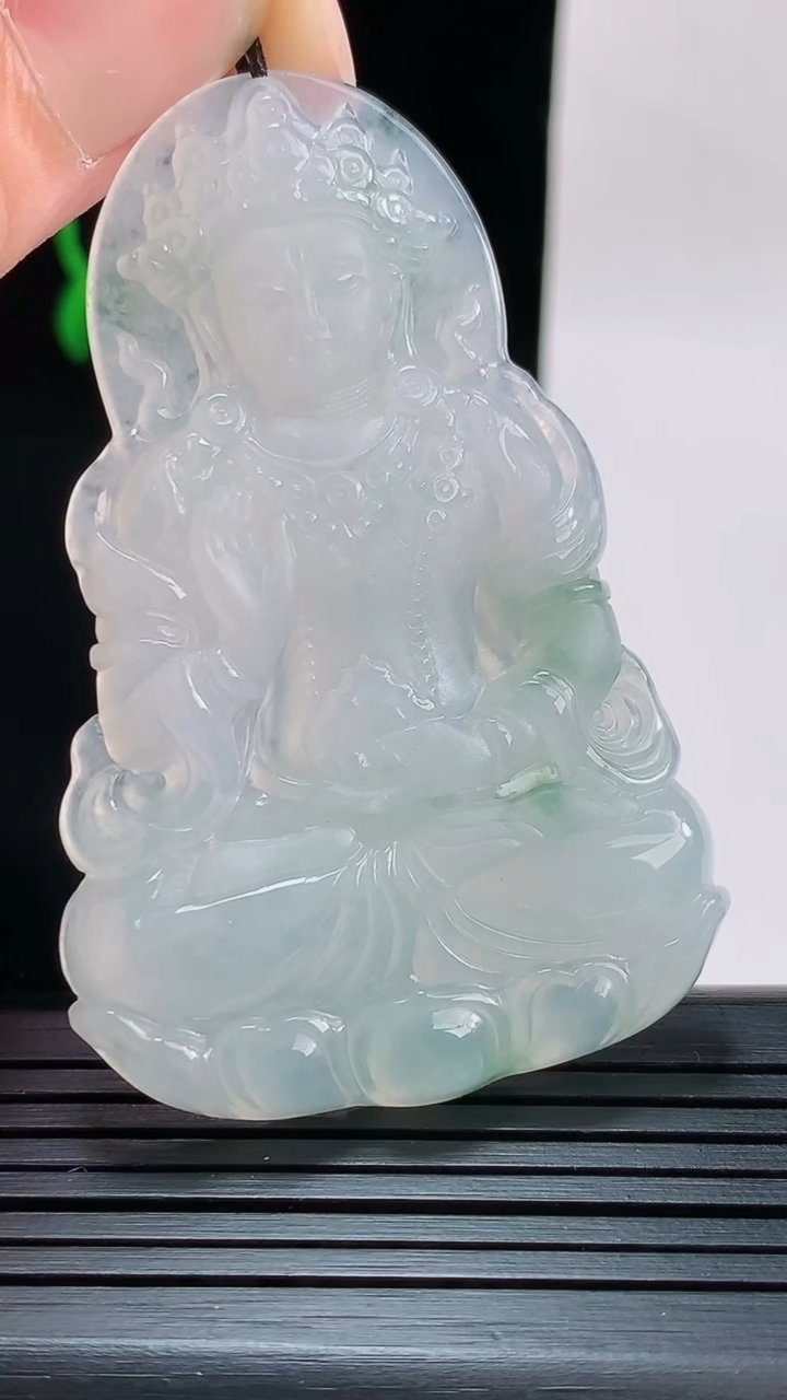 天然A货翡翠冰种飘花度母观音菩萨吊坠，尺寸61.8-40-5.5重量:22.22g
8月28日