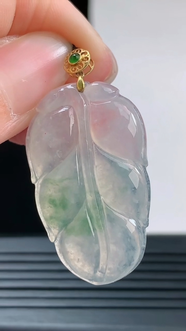 天然A货翡翠18k金飘花金枝玉叶 叶子吊坠，尺寸32.9-19.2-4重量:4.84g
8月28日