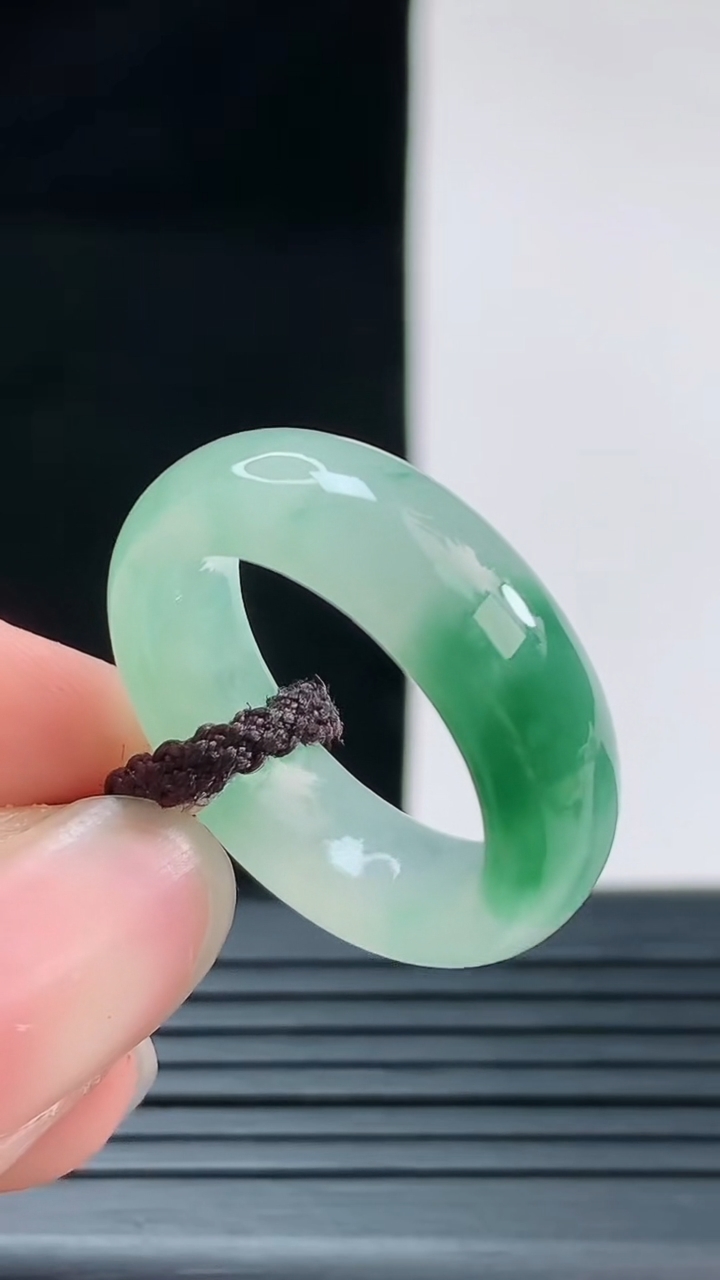 天然A货翡翠飘花玉指环戒指，尺寸16.7-6.6重量:4.65g2026年8月28日
工厂直销收藏佳品,种好水足，色泽均匀，有种有色，上手高大气！