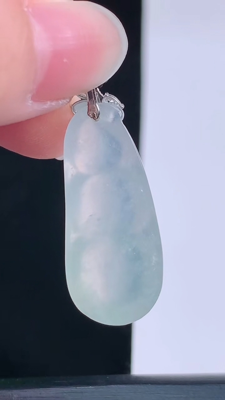 天然A货翡翠福豆吊坠，尺寸28.5-12.4-6.1重量:4.00g
8月28日