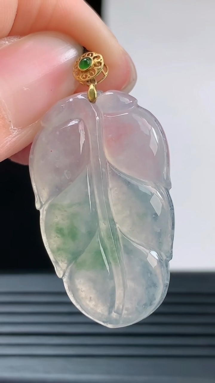 天然A货翡翠18k金飘花金枝玉叶 叶子吊坠，尺寸32.9-19.2-4重量:4.84g
8月28日