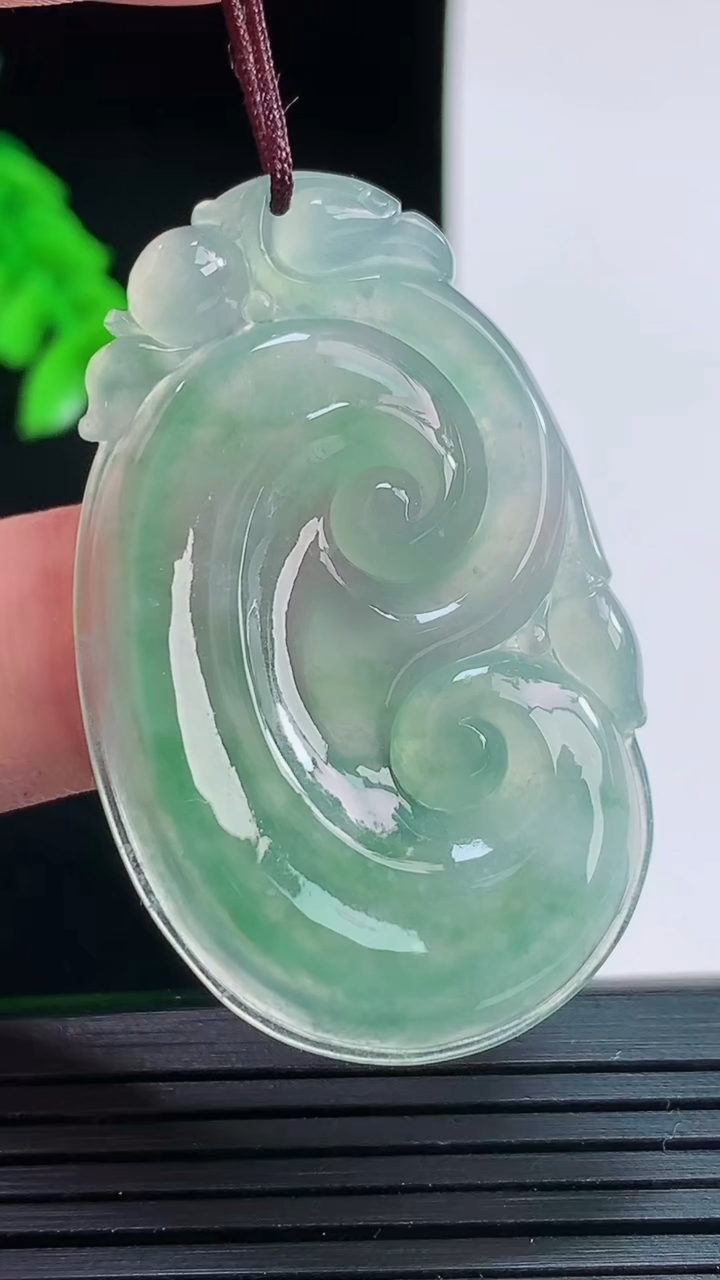 天然A货翡翠冰种飘花如意吊坠，尺寸44.3-27.2-4.5重量:10.00g
8月28日