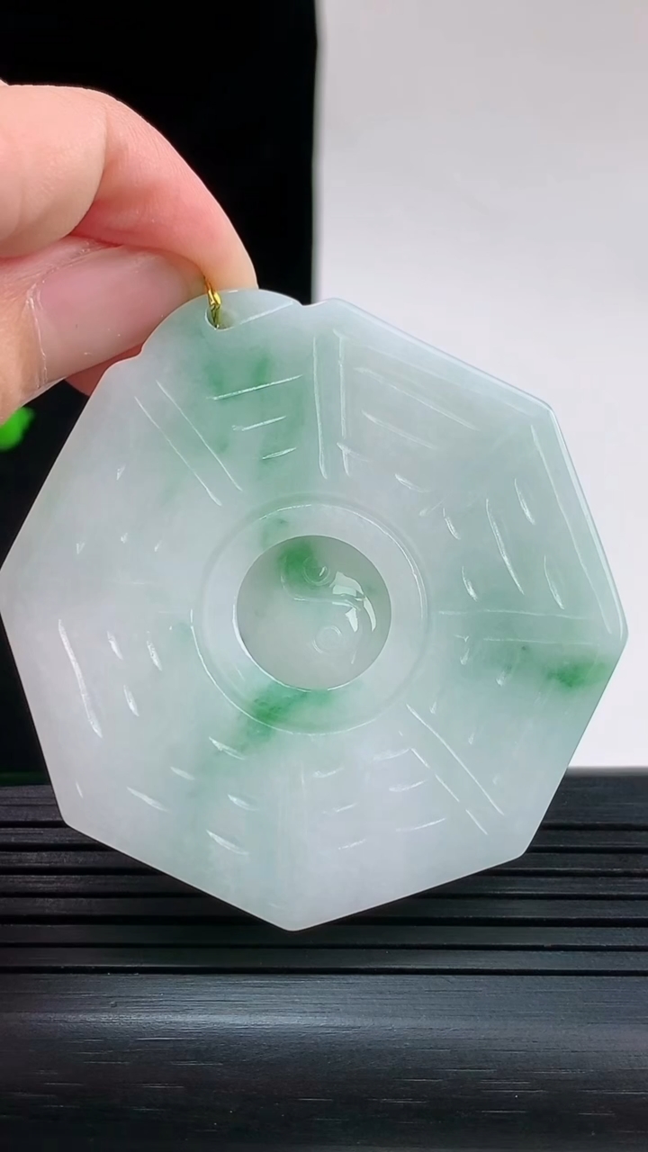 天然A货翡翠太极八卦吊坠，尺寸52.2-6.5重量:40.11g
8月28日