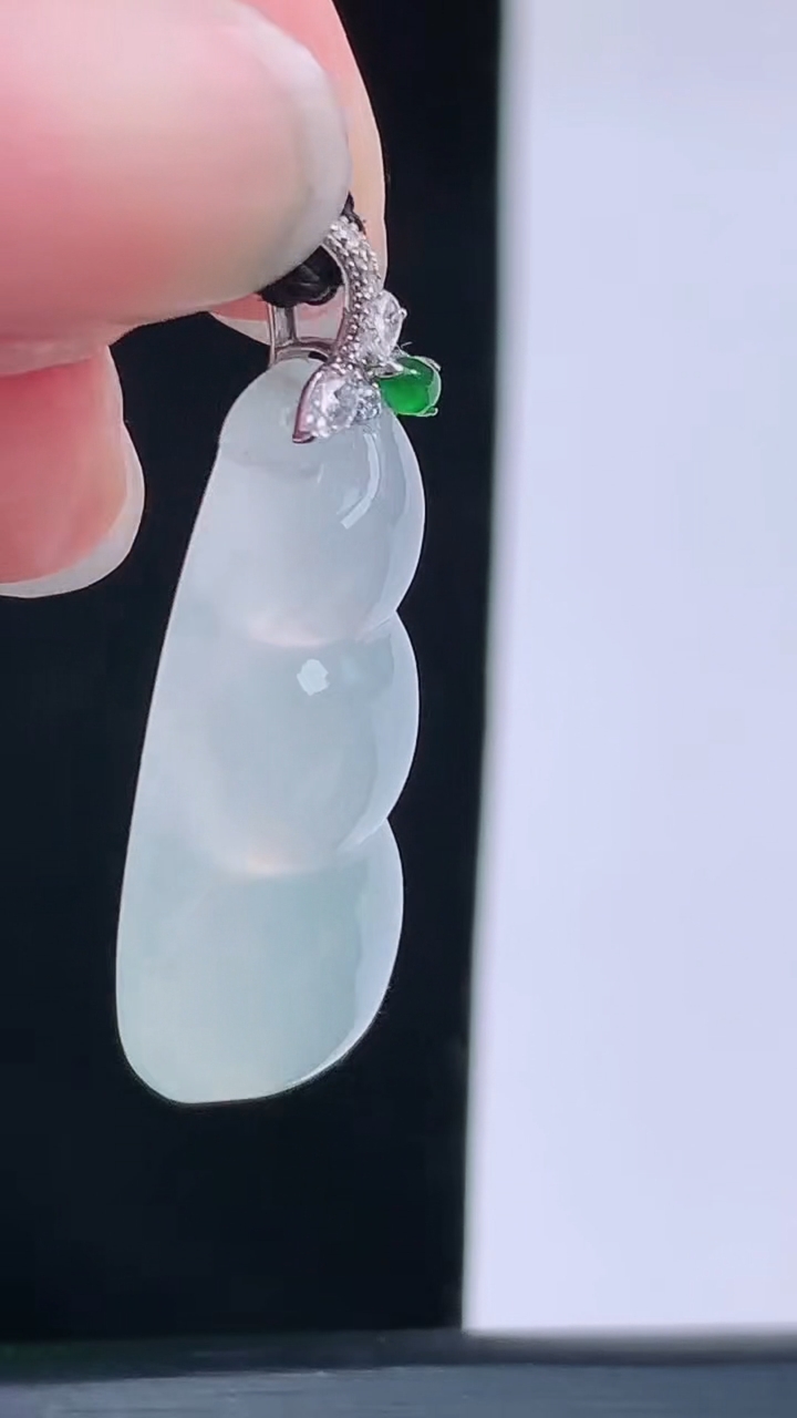 天然A货翡翠福豆吊坠，尺寸28.5-12.4-6.1重量:4.00g
8月28日