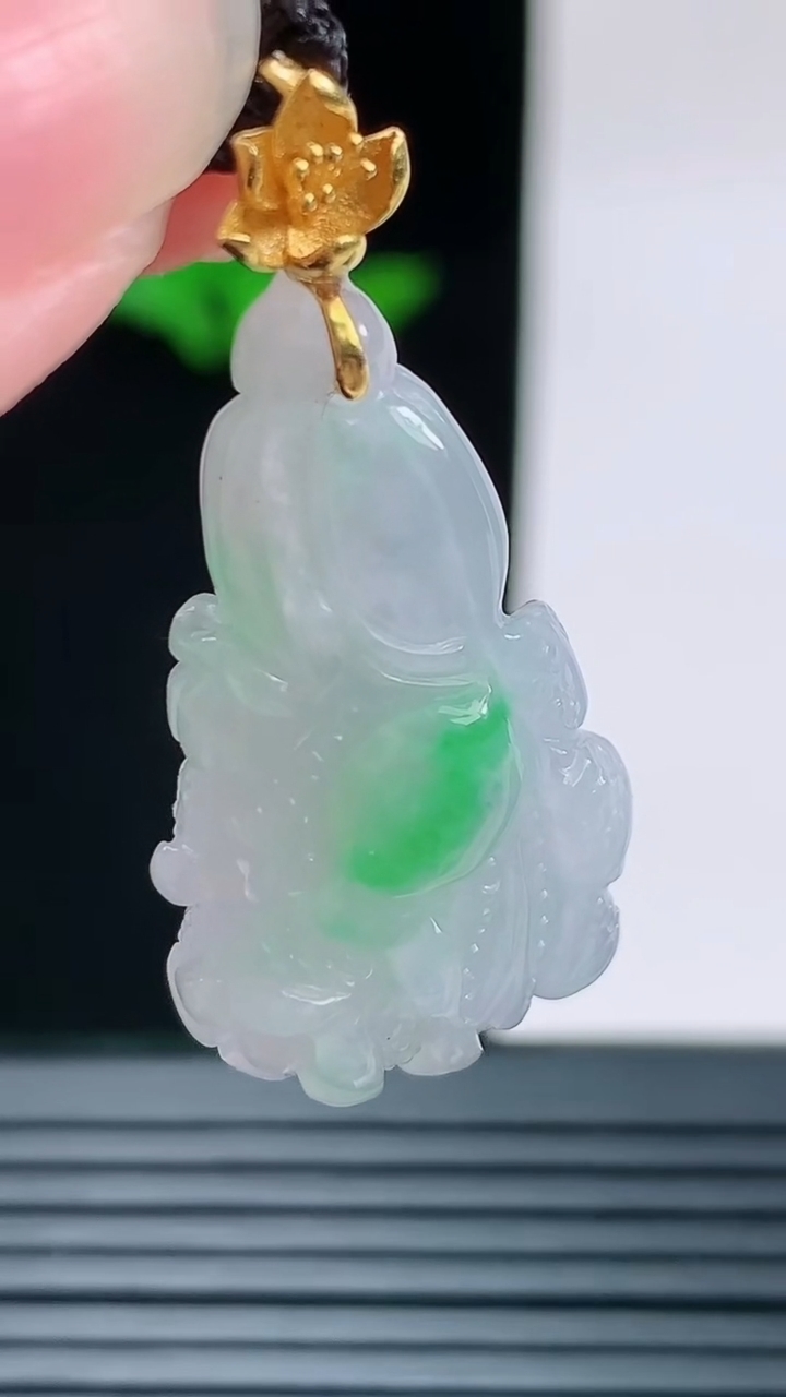天然A货翡翠白菜吊坠，尺寸60.5-16.3-8.8重量:6.51g
8月28日