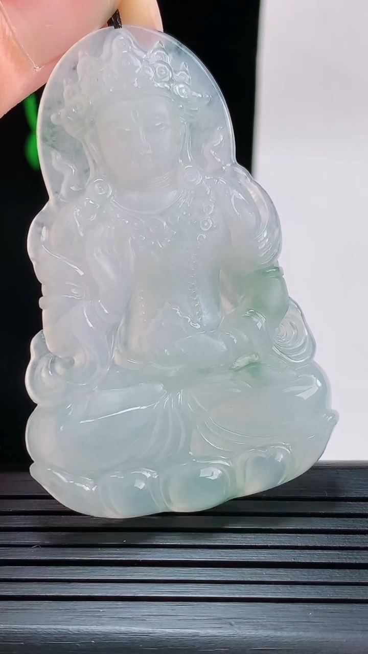 天然A货翡翠冰种飘花度母观音菩萨吊坠，尺寸61.8-40-5.5重量:22.22g
8月28日