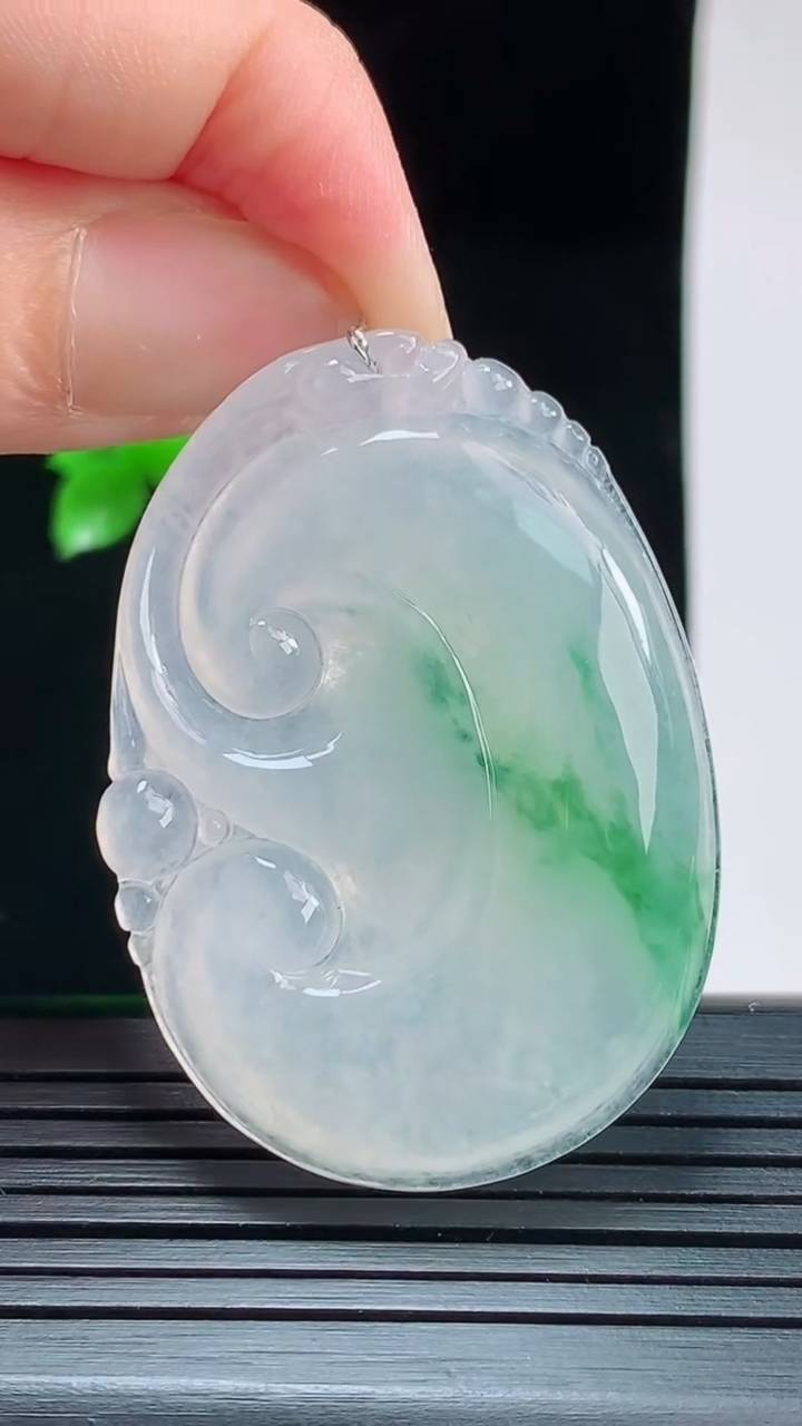 天然A货翡翠如意吊坠，尺寸44.8-32.6-5.5重量:15.77g
8月28日