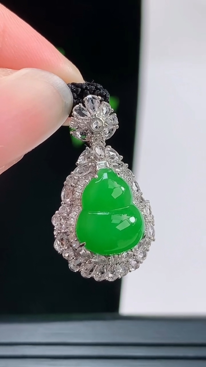 天然A货翡翠葫芦吊坠，尺寸10.8-8.6-9.9重量:2.82g
8月28日