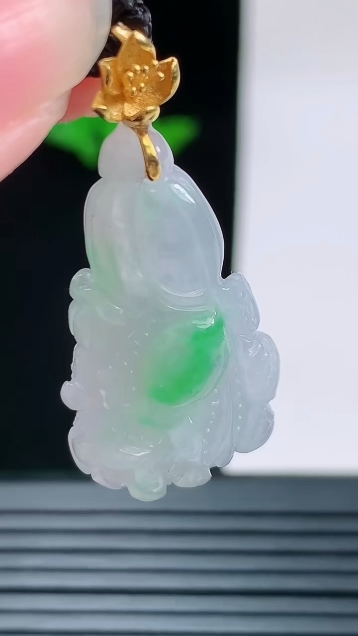 天然A货翡翠白菜吊坠，尺寸60.5-16.3-8.8重量:6.51g
8月28日