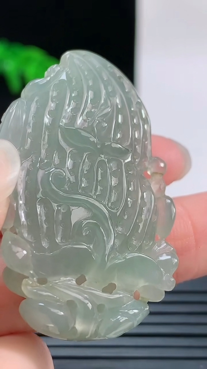 天然A货翡翠花生吊坠，尺寸43-25.6-13.5重量:21.02g
8月28日