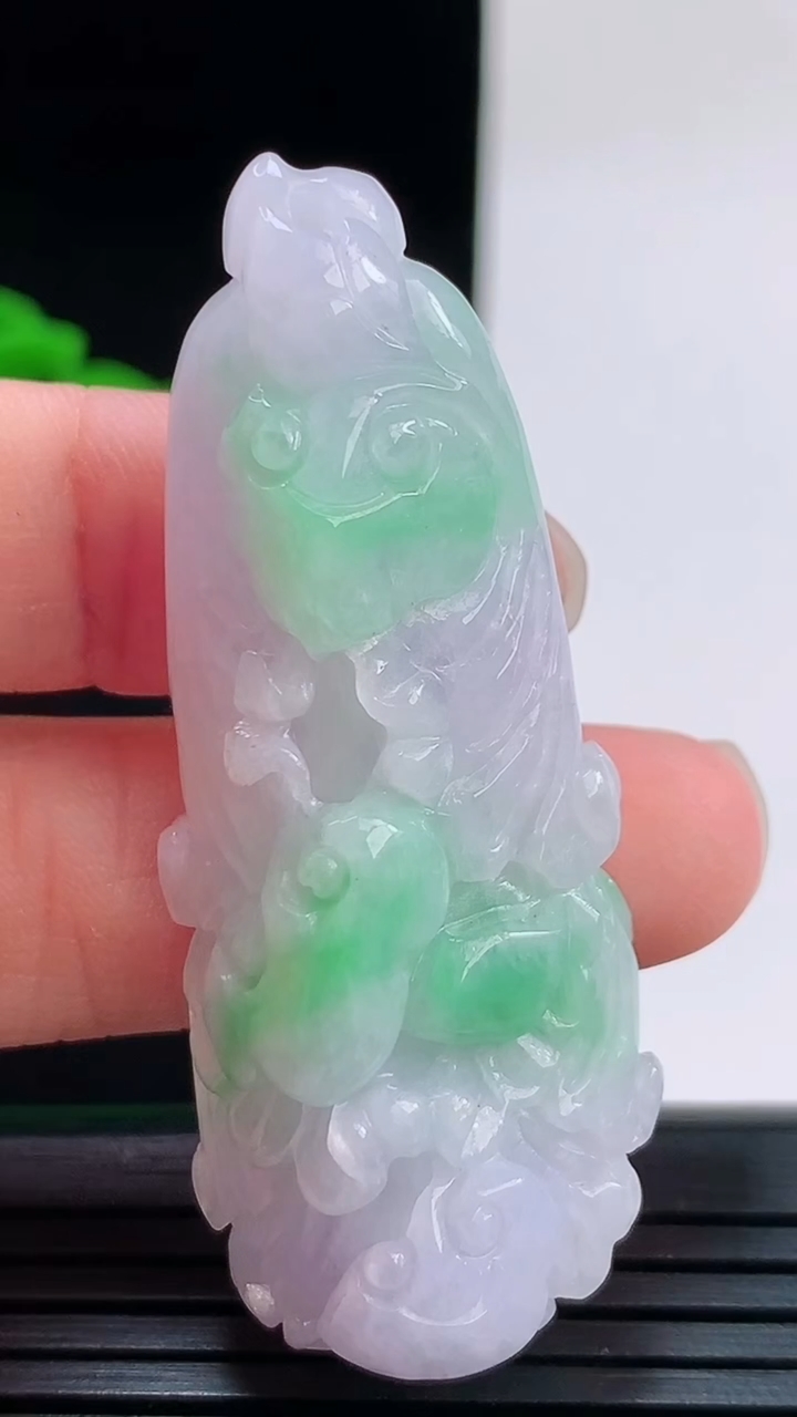 天然A货翡翠白菜吊坠，尺寸51.7-20.2-11.2重量:17.18g
8月28日