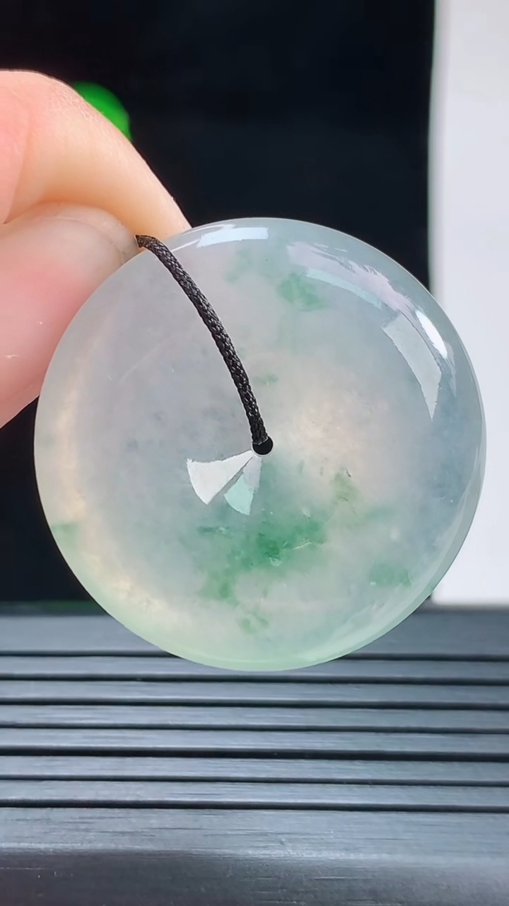 天然A货翡翠种飘花平安扣吊坠，尺寸30.6-5.7重量:11.43g
8月28日