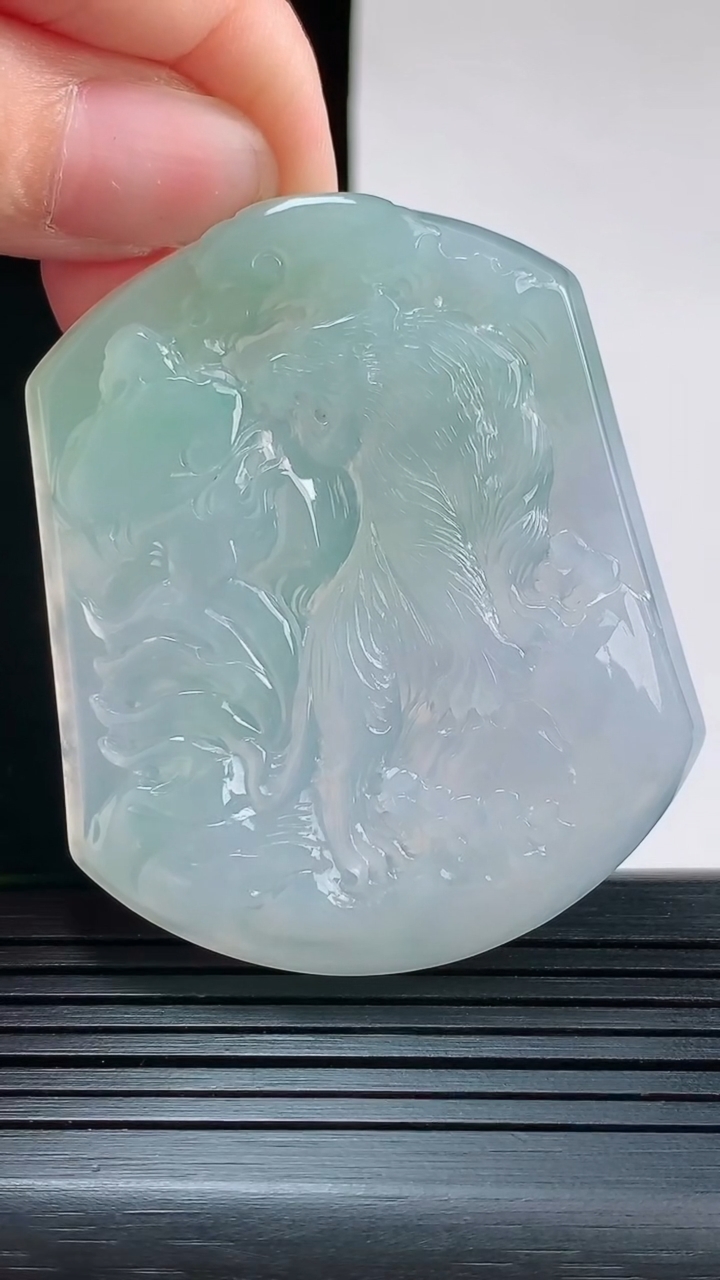 天然A货翡翠生肖虎吊坠，尺寸53.8-44-6.4重量:33.92g
8月28日